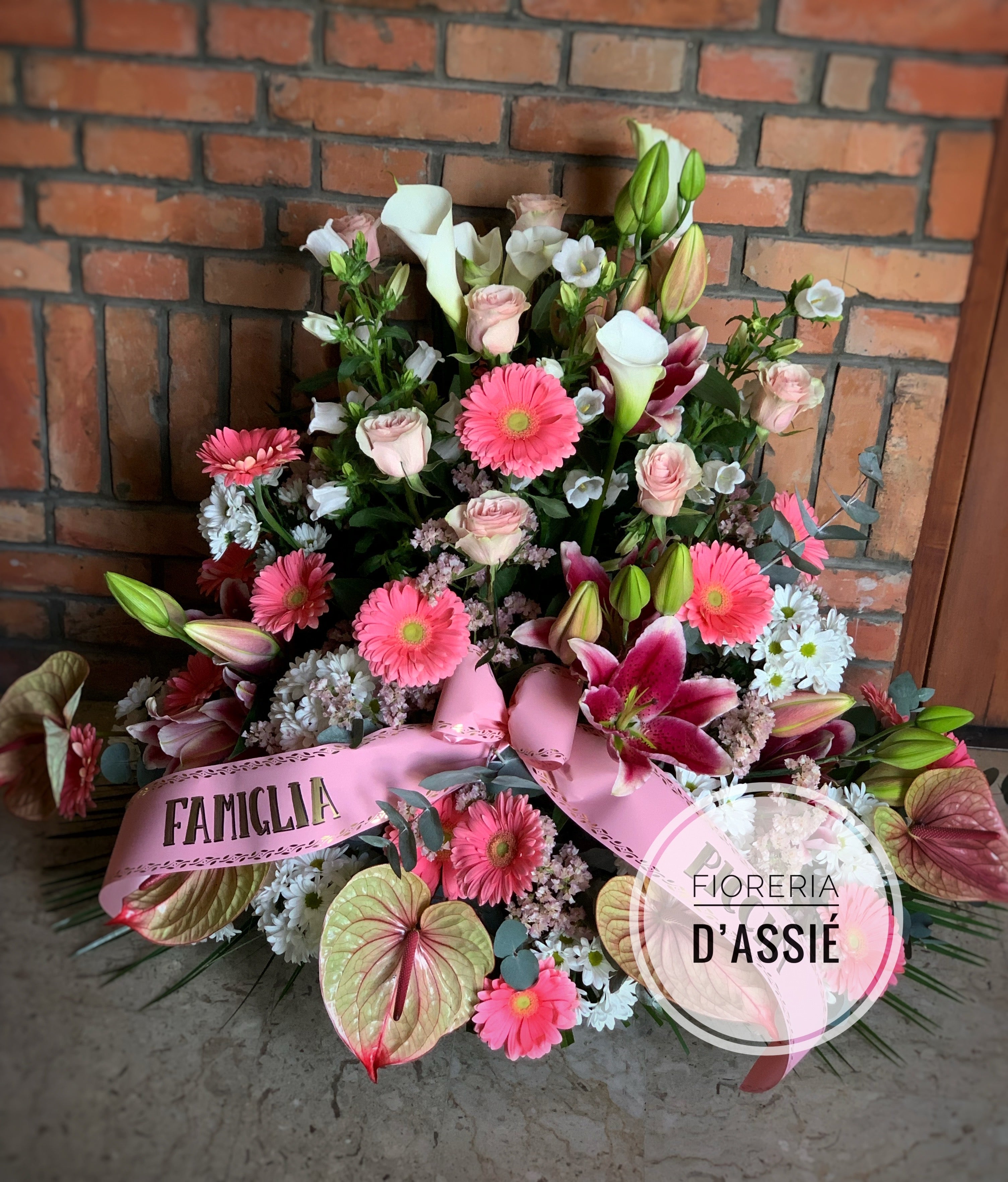 Composizione in bianco e rosa