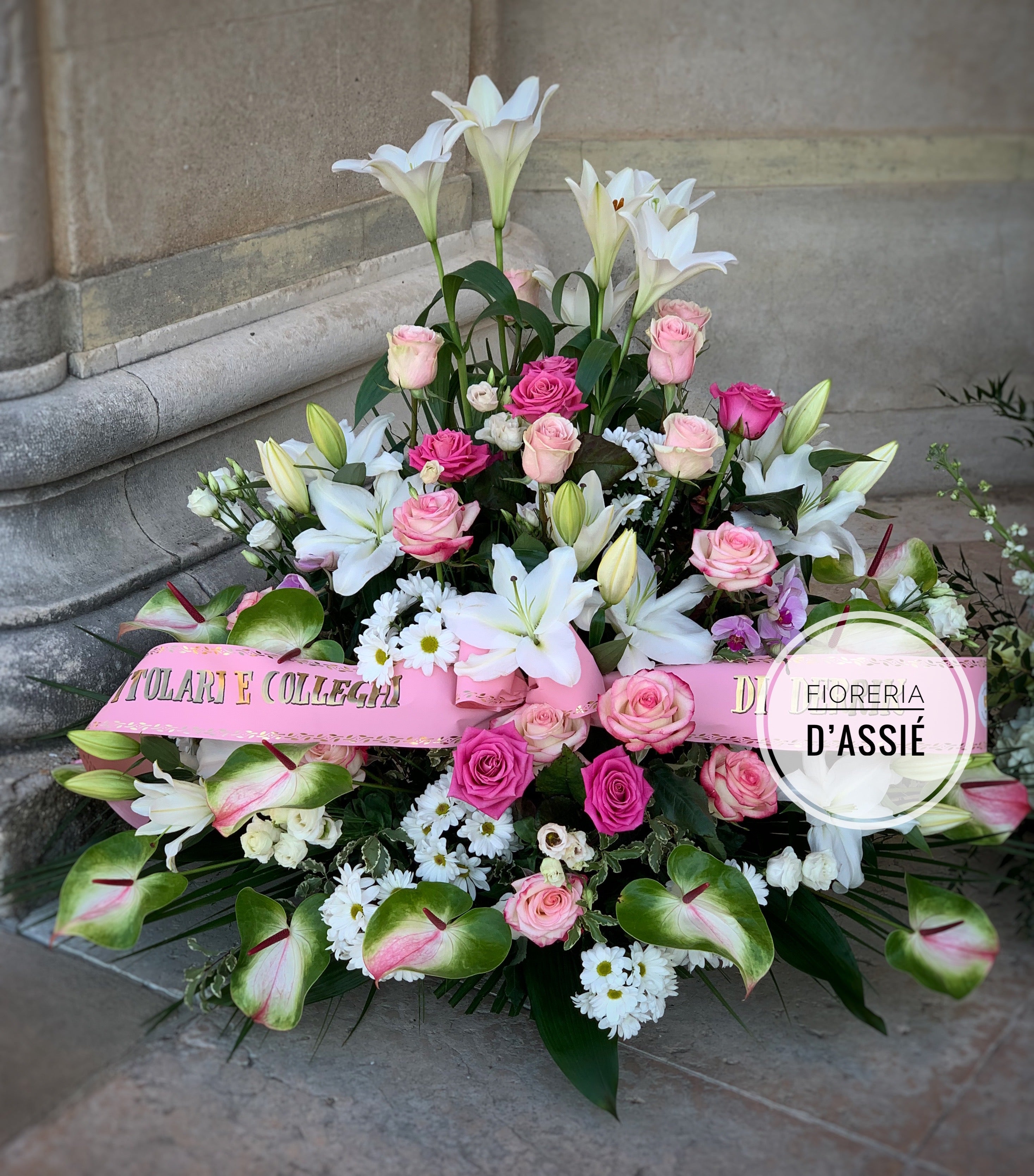 Composizione in bianco e rosa